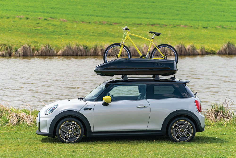 : новий MINI Electric з оригінальними аксесуарами MINI.